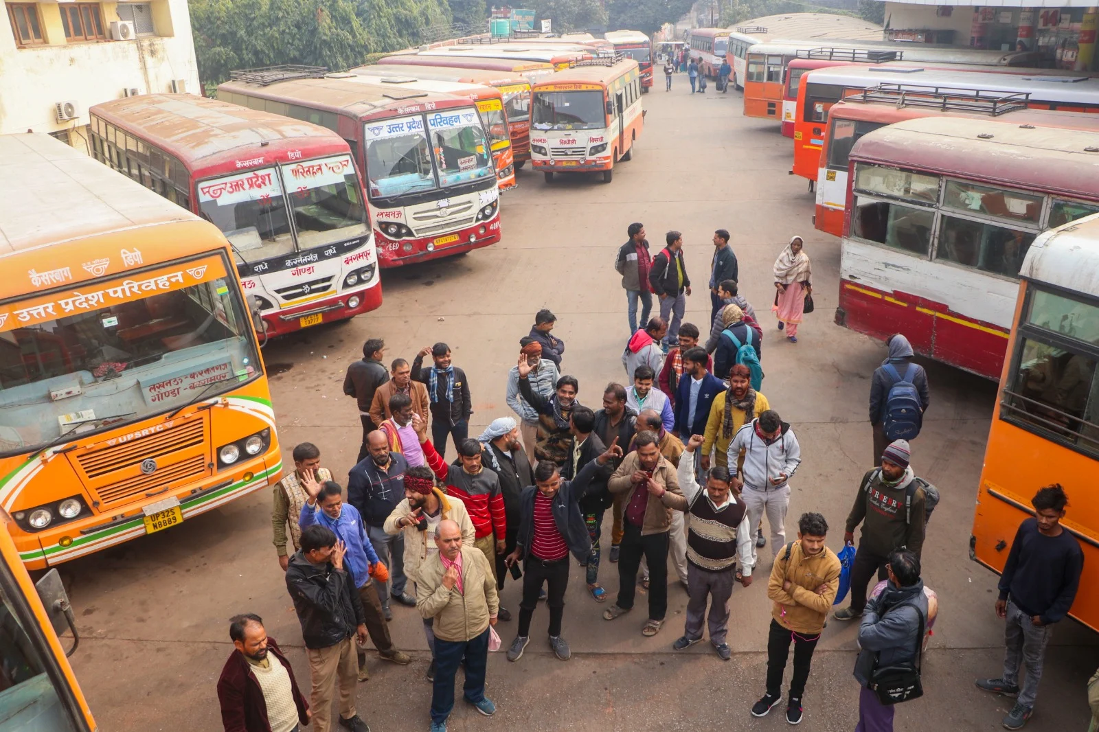 Strike का असर सबसे ज्यादा यात्रियों पर नजर आ रहा