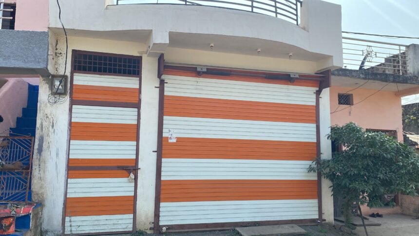 PM Awas Yojana के अंतर्गत निर्माण हुए मकान पर दूसरे ने किया कब्जा