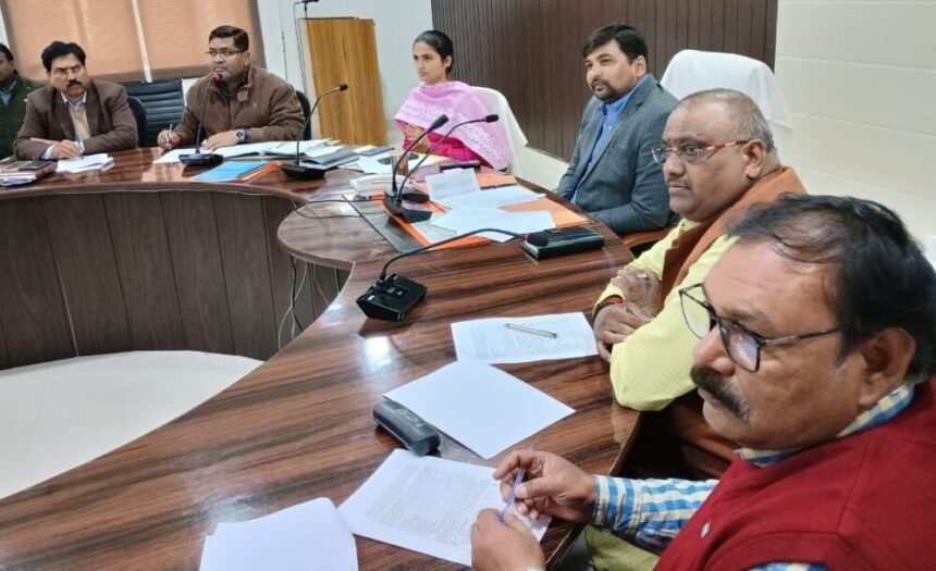 DM Chitrakoot Abhishek Anand की उद्योग बन्धु समिति की बैठक