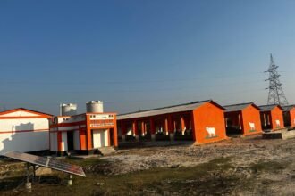 Crops को बचाने में रात भर जाग रहे किसान