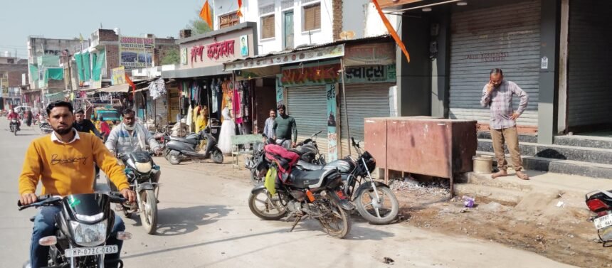 छापेमारी की खबर पर बंद हुआ Hotel और किराने का कारोबार