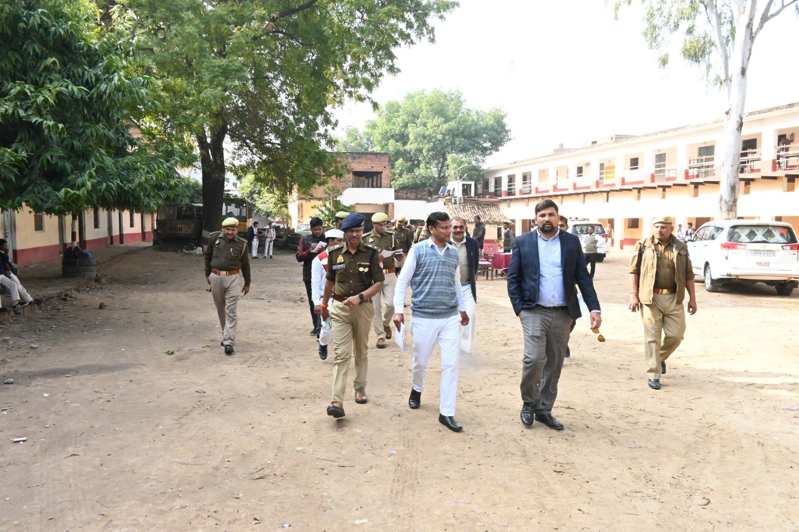 DM, SP चित्रकूट ने UPP भर्ती परीक्षा के सभी परीक्षा केन्द्रो का निरीक्षण 2 DM, SP चित्रकूट ने UPP भर्ती परीक्षा के सभी परीक्षा केन्द्रो का निरीक्षण
