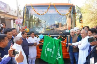 Delhi Transport Minister Kailash Gehlot ने रूट नंबर 928 पर बस को हरी झंडी दिखाकर रवाना किया