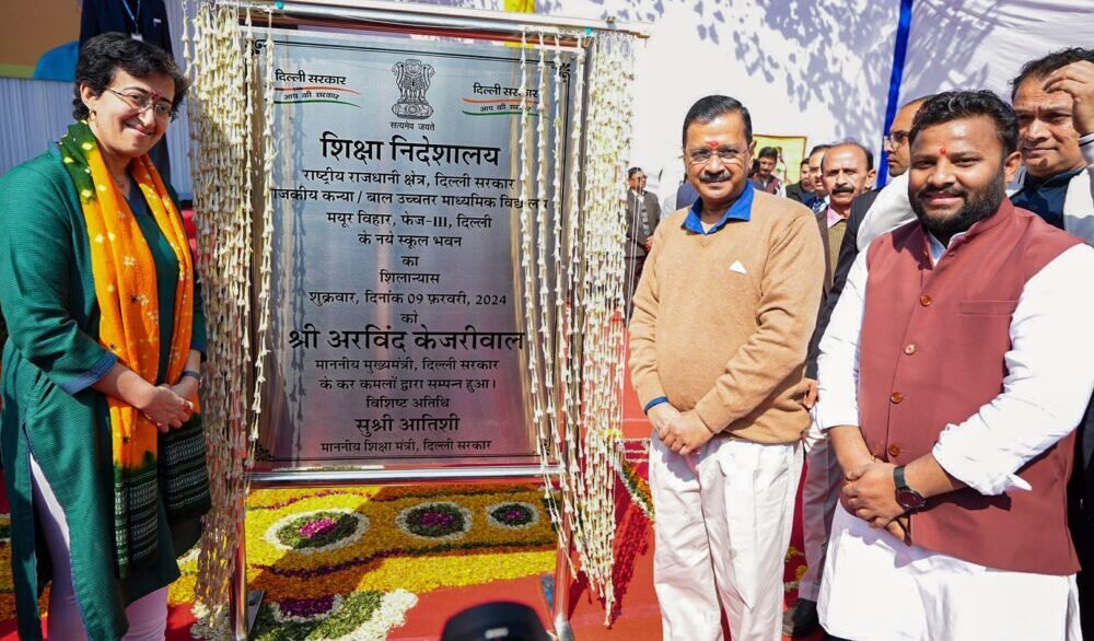 CM Arvind Kejriwal ने कहा हमारी सरकार आने पर दिल्ली के अंदर शानदार स्कूल बनते जा रहे