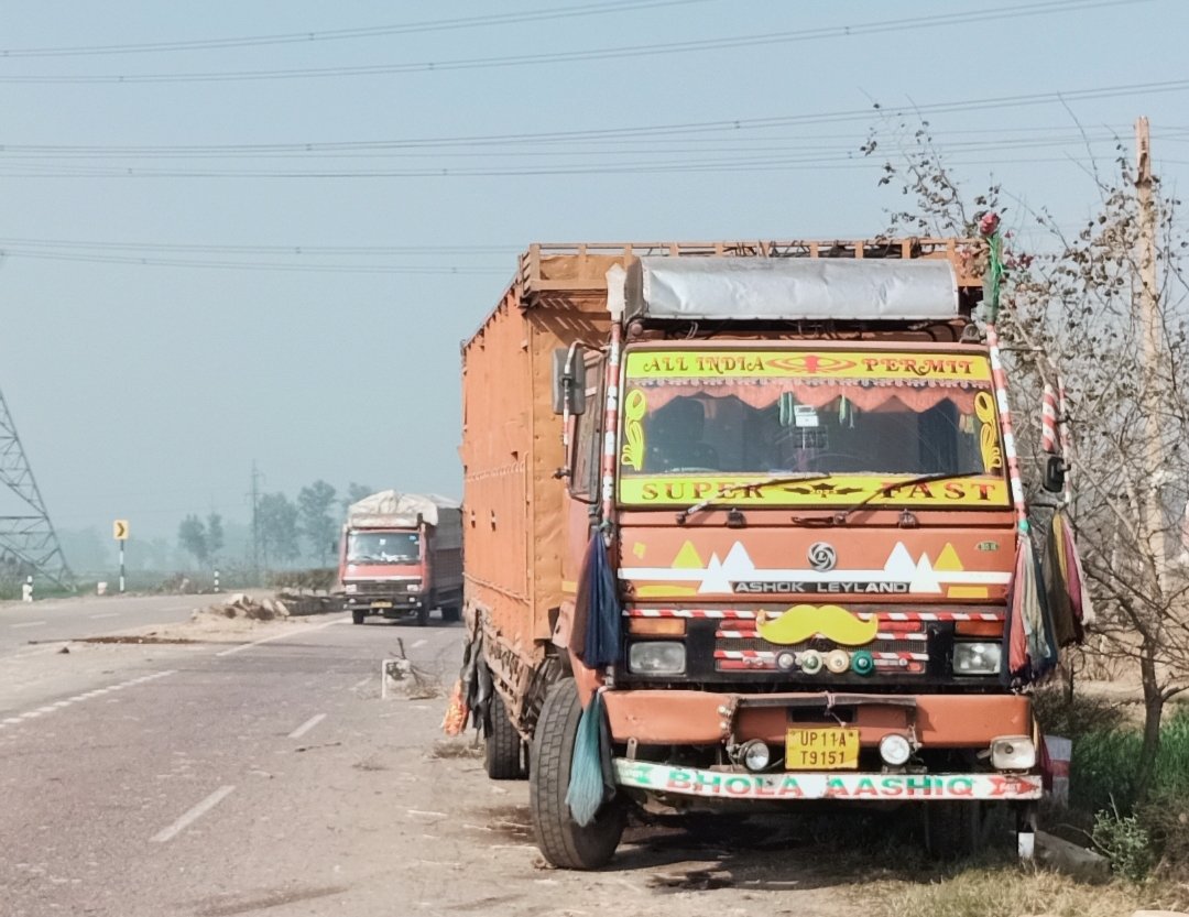 Haryana Police की बड़ी लापरवाही बस्तली मोड़ पर खड़ा कैंटर बन रहा मौत का कारण 2 Haryana Police की बड़ी लापरवाही बस्तली मोड़ पर खड़ा कैंटर बन रहा मौत का कारण