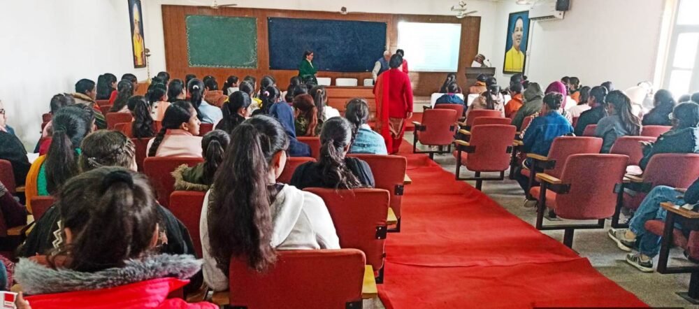 Jairam Girls College में कैरियर भविष्य के लिए व्याख्यान का आयोजन 2 Jairam Girls College में कैरियर काउंलिंग आयोजन