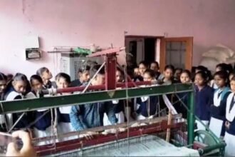Khadi संस्थान में विद्यार्थियों ने चलाया चरखा