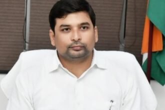 DM Chitrakoot की अध्यक्षता में मतदेय स्थलों की मूलभूत सुविधाओं के संबंध में बैठक कलेक्टर सभाकर में हुई