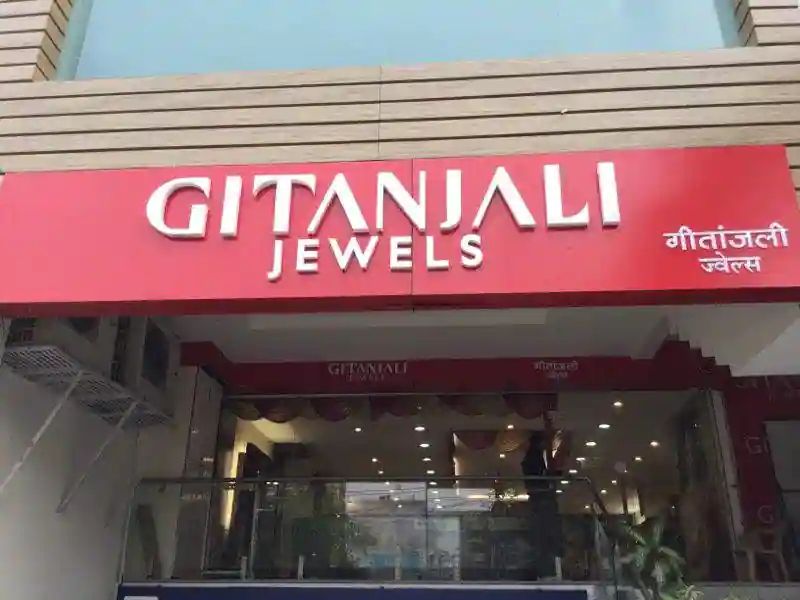 सावों की शुरुआत होते ही Gitanjali Jewelers पर खरीददारों की भीड़