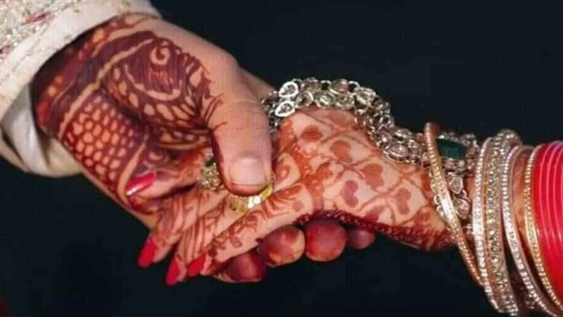 Married मुकेश ने पूजा से झूठ बोलकर की शादी