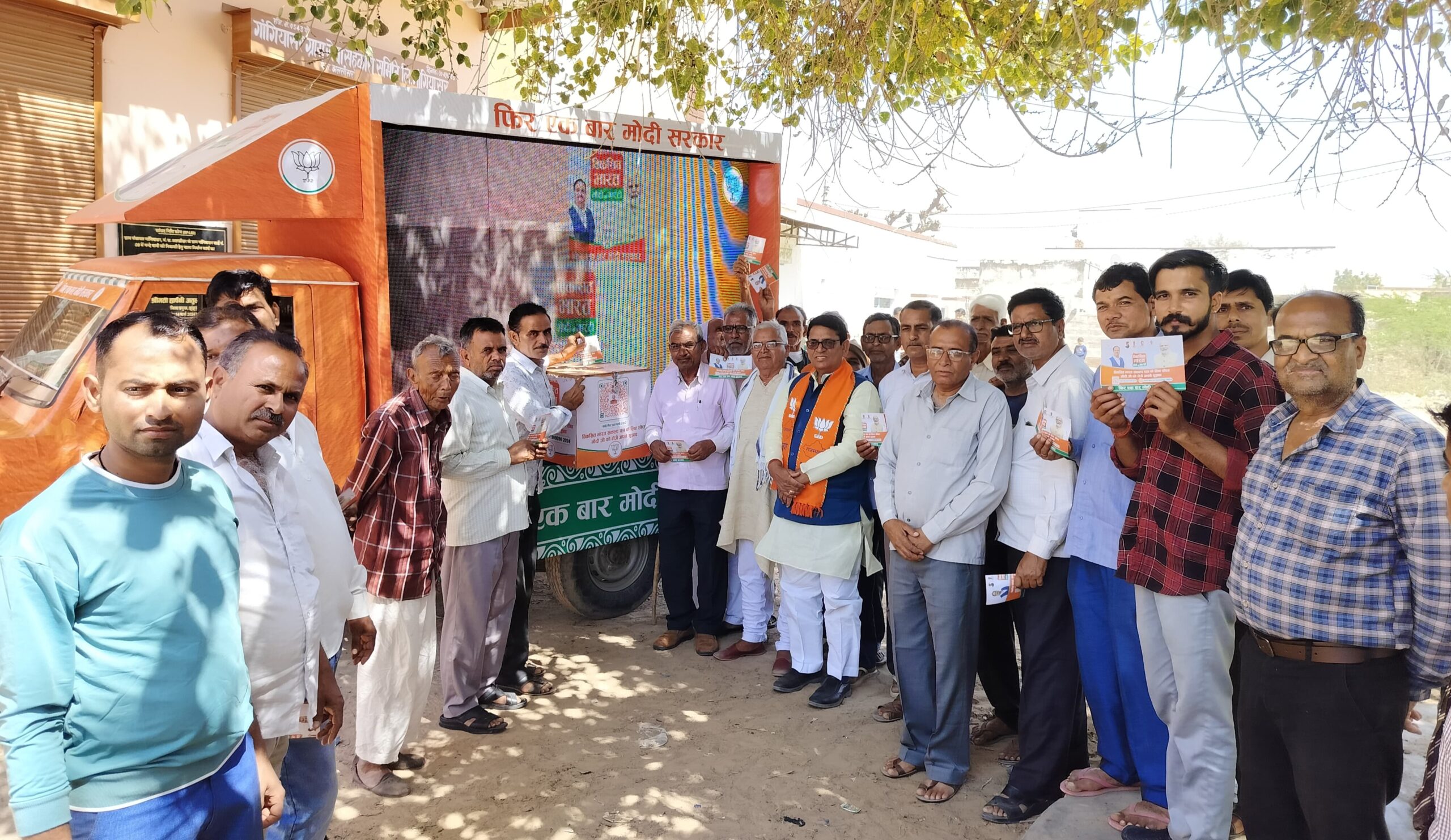 Jhunjhunu Lok Sabha क्षेत्र के ग्राम सडक़ का सांसद नरेन्द्र कुमार ने किया शिलान्यास 