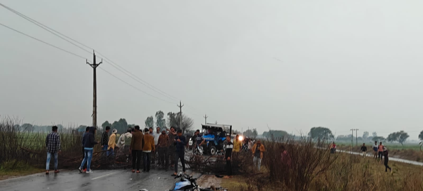 Bus Accident: यात्रियों से भरी तेज रफ्तार Bus पलटी, एक युवक की हुई मौत तो कई यात्री हुए घायल 