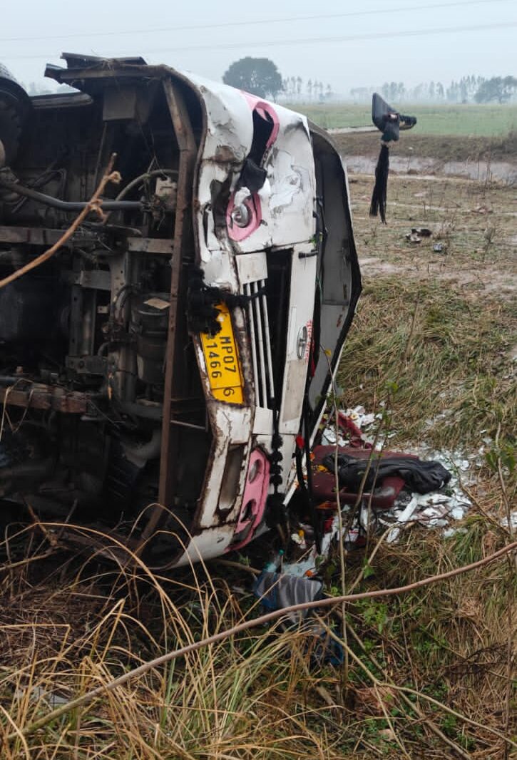 Bus Accident: यात्रियों से भरी तेज रफ्तार Bus पलटी, एक युवक की हुई मौत तो कई यात्री हुए घायल 