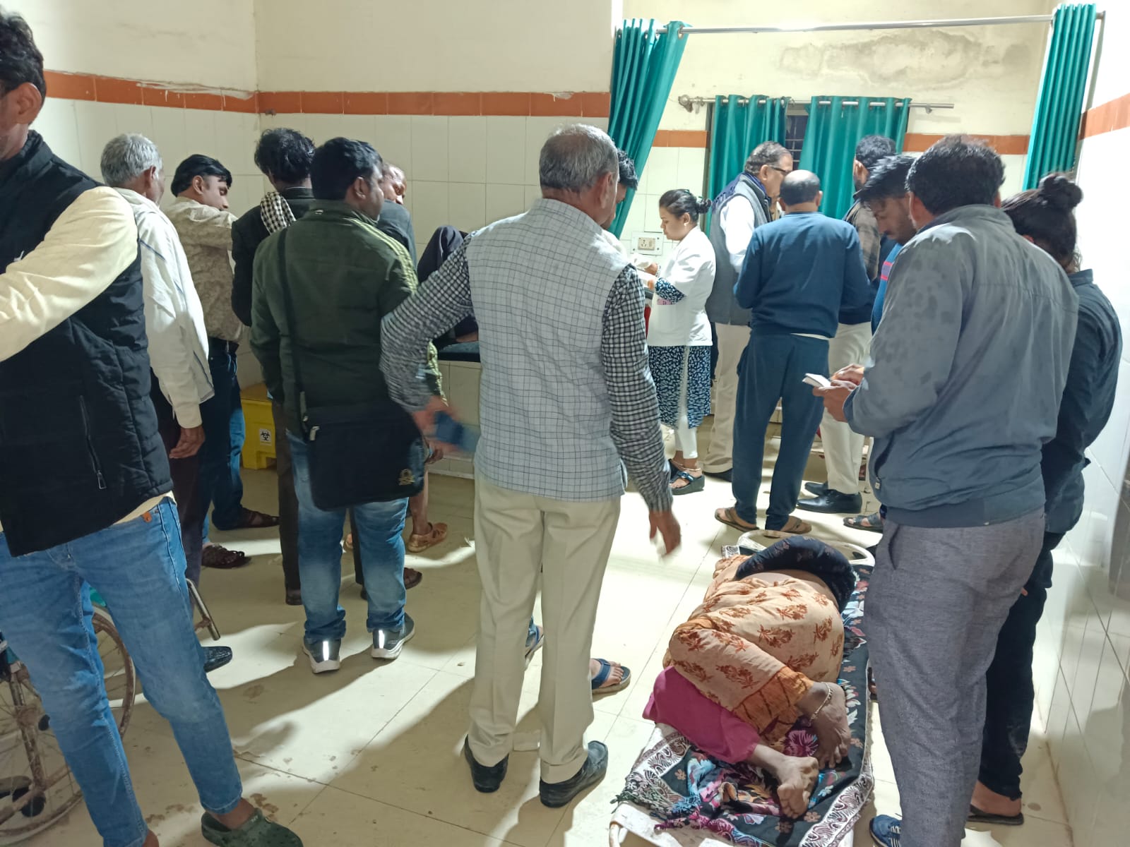 Road Accident: यात्रियों से भरी तेज रफ्तार बस पलटी, एक युवक की हुई मौत तो कई यात्री हुए घायल 