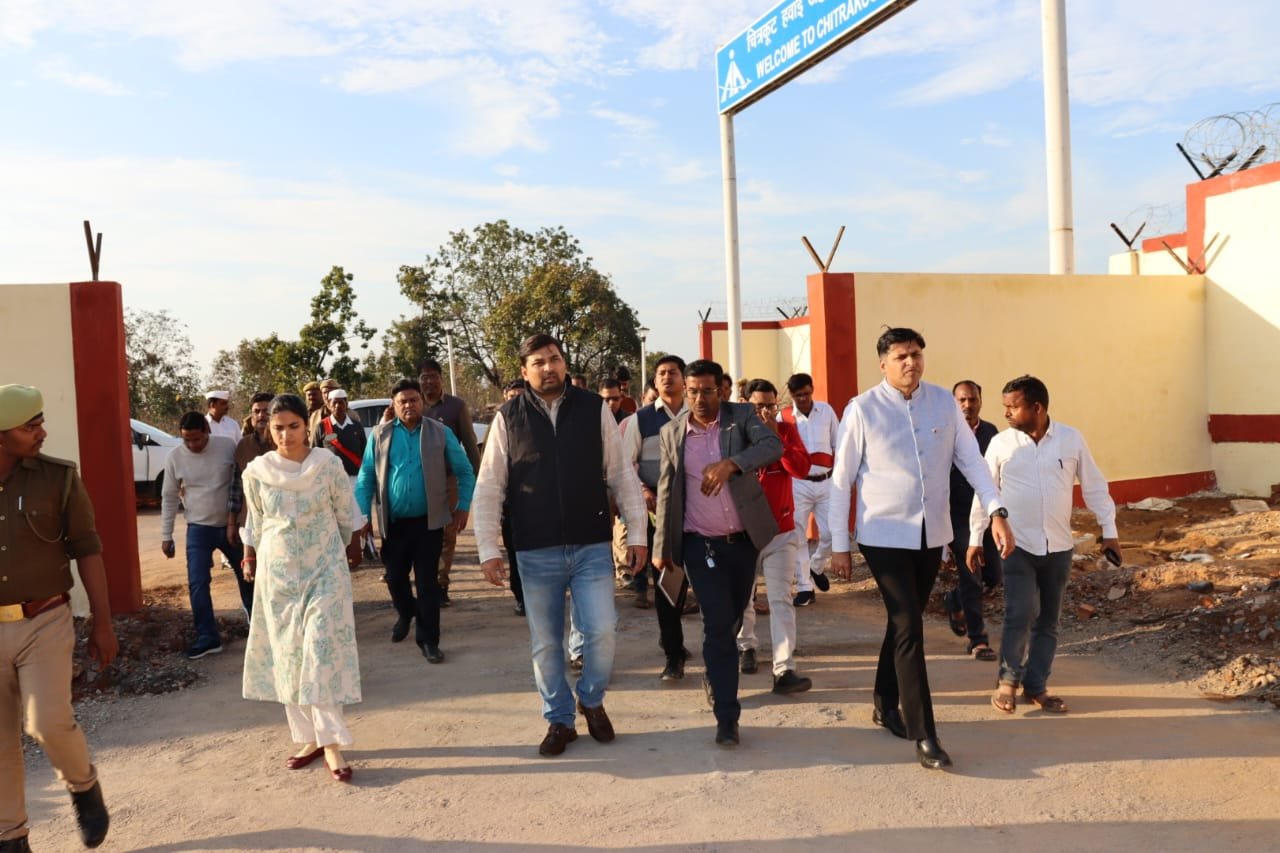 Dewangan Airport Chitrakoot: देवांगन एयरपोर्ट के आगामी वर्चुअल लोकार्पण के लिए DM चित्रकूट ने किया निरीक्षण