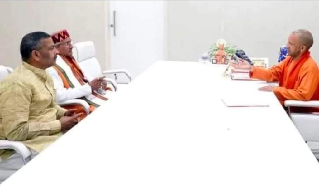 Chitrakoot: मानिकपुर विधायक ने प्राकृतिक प्रकोप से किसानों के हुए नुकसान के मुआवजा के लिए मुख्यमंत्री से भेंट की 2 Chitrakoot: मानिकपुर विधायक ने प्राकृतिक प्रकोप से किसानों के हुए नुकसान के मुआवजा के लिए मुख्यमंत्री से भेंट की
