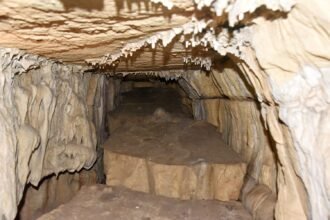 Uttar Pradesh Tourism: कामदगिरि पर्वत में एक Godavari रहस्यमय गुफा की खोज