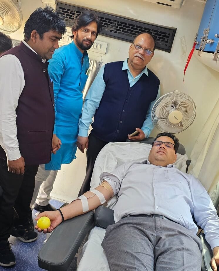 Blood Donation Camp: जिला पंचायत कार्यालय चित्रकूट में शैक्षिक रक्तदान शिविर कार्यक्रम का आयोजन 3 Blood Donation Camp: जिला पंचायत कार्यालय चित्रकूट में शैक्षिक रक्तदान शिविर कार्यक्रम का आयोजन