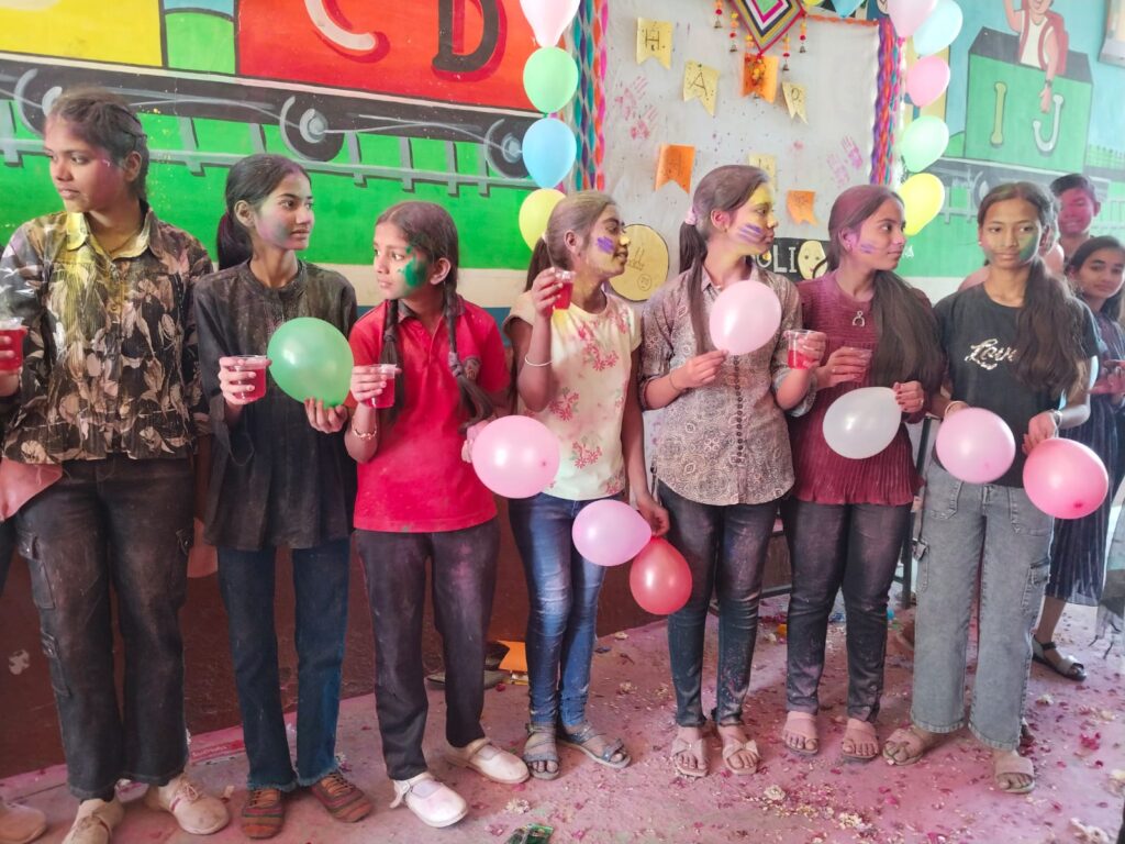 ADM School Bhitarwar में रंग पंचमी का उत्सव धूमधाम से मनाया गया 2 ADM School Bhitarwar में रंग पंचमी का उत्सव धूमधाम से मनाया