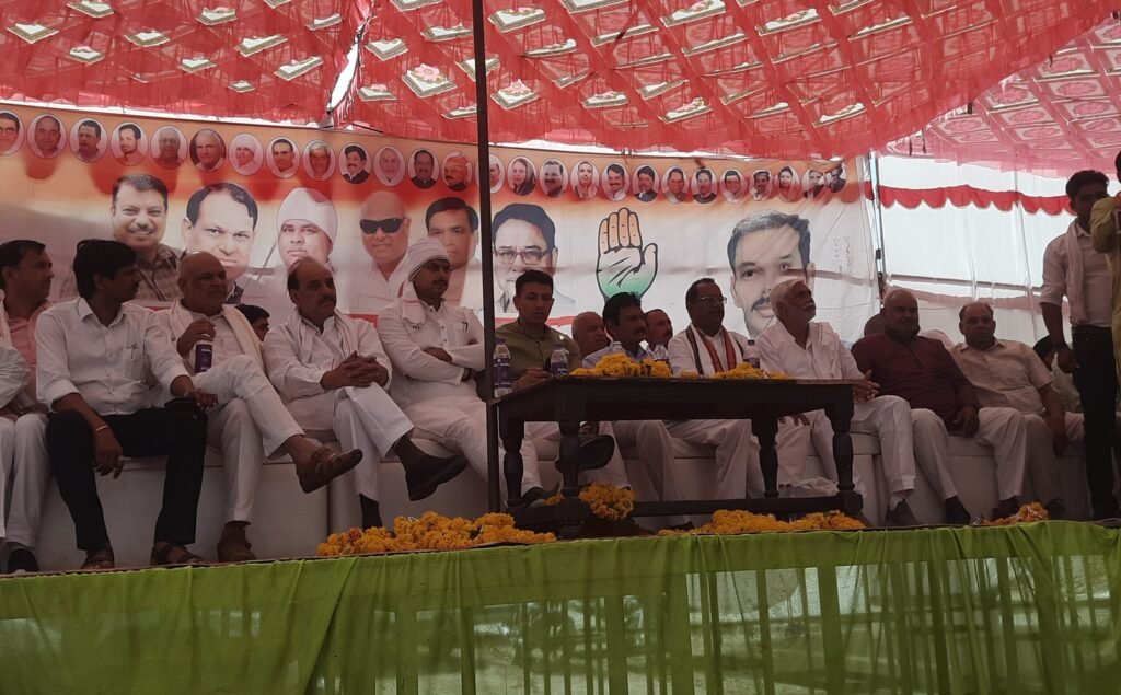 Congress Public Meeting: भितरवार में कांग्रेस प्रत्याशी प्रवीण पाठक के समर्थन में जनसभा आयोजित 3 Congress Public Meeting: भितरवार में कांग्रेस प्रत्याशी प्रवीण पाठक के समर्थन में जनसभा आयोजित
