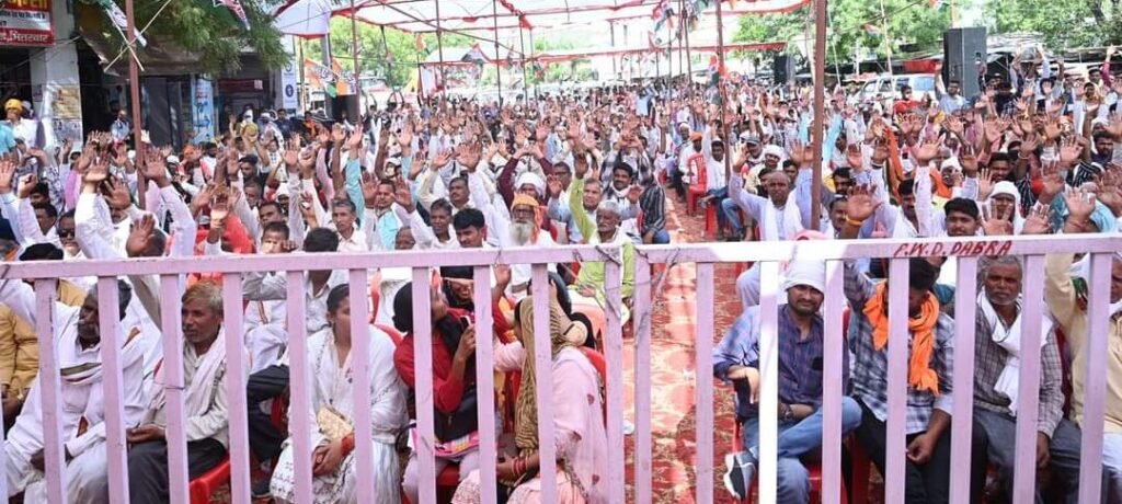 Congress Public Meeting: भितरवार में कांग्रेस प्रत्याशी प्रवीण पाठक के समर्थन में जनसभा आयोजित 4 Congress Public Meeting: भितरवार में कांग्रेस प्रत्याशी प्रवीण पाठक के समर्थन में जनसभा आयोजित
