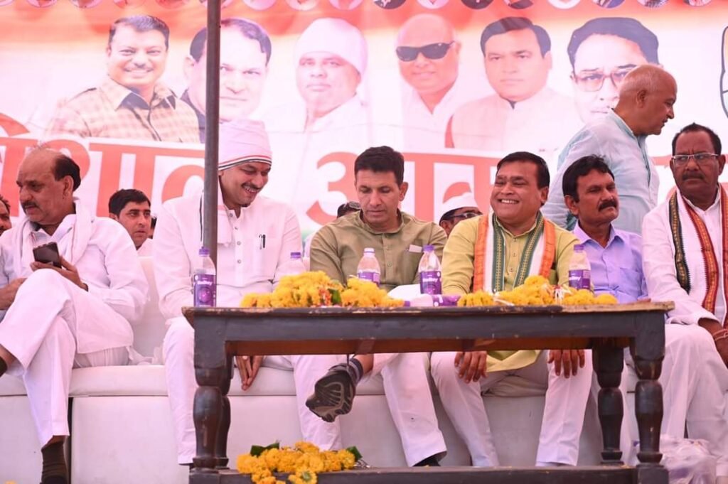 Congress Public Meeting: भितरवार में कांग्रेस प्रत्याशी प्रवीण पाठक के समर्थन में जनसभा आयोजित 2 FB IMG 1714400207955