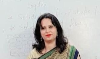 समाजसेविका Mamta Chauhan द्वारा स्कूल में बच्चों को पुरस्कार बांटे गए