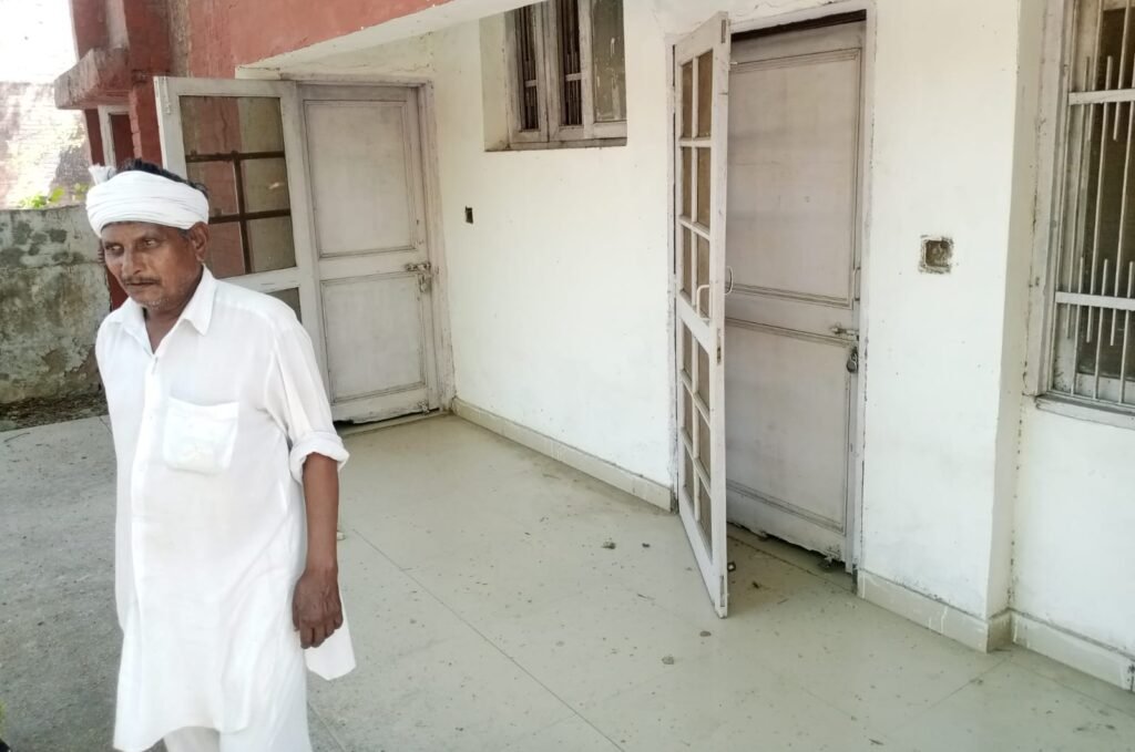 Patwari Office: पटवारी कार्यालय पर लटके रहते हैं ताले, आमजन परेशान 2 Patwari Office: पटवारी कार्यालय पर लटके रहते हैं ताले, आमजन परेशान