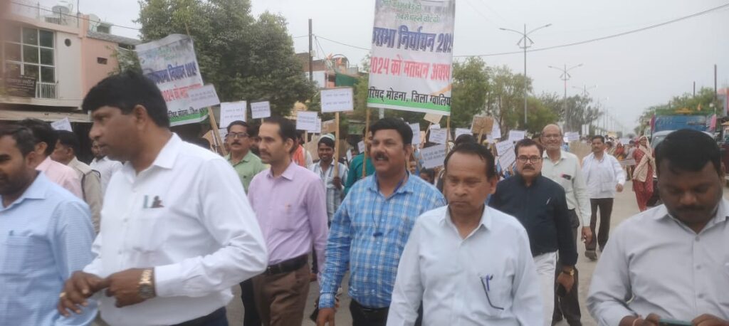 Voter Awareness Program: मोहना में स्वीप गतिविधि के अंतर्गत कठपुतली कार्यक्रम दिखाकर लोगो को किया गया जागरूक 2 Voter Awareness Program: मोहना में स्वीप गतिविधि के अंतर्गत कठपुतली कार्यक्रम दिखाकर लोगो को किया गया जागरूक