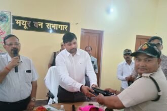 Ranipur Tiger Reserve: डीएम चित्रकूट ने रानीपुर टाइगर रिजर्व क्षेत्र के कर्मचारियों को स्मार्टफोन बांटा