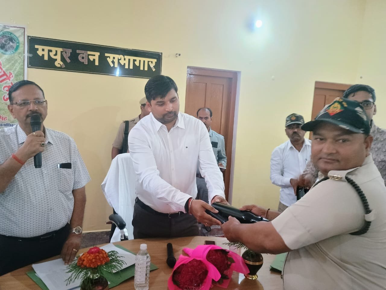 Ranipur Tiger Reserve: डीएम चित्रकूट ने रानीपुर टाइगर रिजर्व क्षेत्र के कर्मचारियों को स्मार्टफोन बांटा