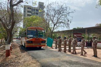 UP Police: लोकसभा के दूसरे व तीसरे चरण के चुनाव के लिए अपर एसपी ने जिले से पुलिस बल को हरी झंडी दिखाकर रवाना किया