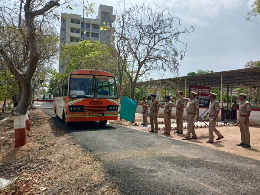 UP Police: लोकसभा के दूसरे व तीसरे चरण के चुनाव के लिए चित्रकूट पुलिस बल को किया रवाना 1 UP Police: लोकसभा के दूसरे व तीसरे चरण के चुनाव के लिए अपर एसपी ने जिले से पुलिस बल को हरी झंडी दिखाकर रवाना किया