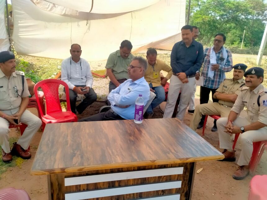 Inspection Polling Stations: पुलिस प्रेक्षक ने हरसी चेक पोस्ट व मतदान केन्द्रों का किया निरीक्षण