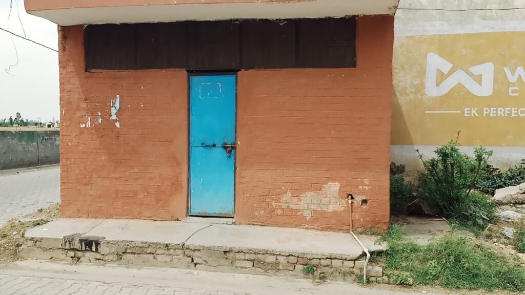 Nigdu Mandi: निगदू अनाज मंडी में वाटर कूलरो के लोहे के जाल पर ही लगाए गए बिजली के स्विच, हो सकता है बड़ा हादसा!