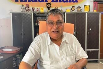 Khadi Udyog: गर्मियों में भी खादी कपड़ों की बढ़ती डिमाण्ड