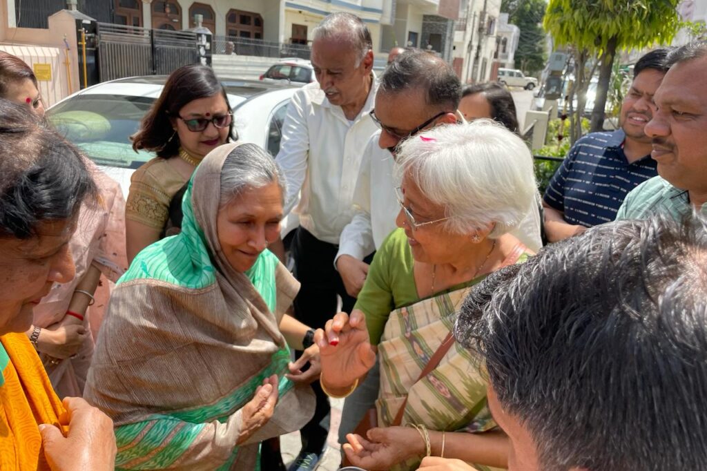 Former minister Savitri Jindal अग्रवाल वैश्य समाज के प्रदेश महासचिव के निवास पर पहुंची