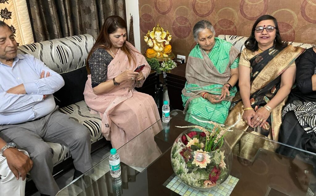 Former minister Savitri Jindal अग्रवाल वैश्य समाज के प्रदेश महासचिव के निवास पर पहुंची