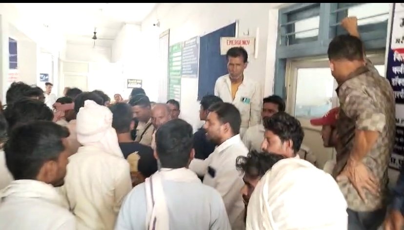 Road Accident: तेज रफ्तार से आ रहे बलकर वाहन ने भमोरी में बच्चे को मारी टक्कर 3 Road Accident: तेज रफ्तार से आ रहे बलकर वाहन ने भमोरी में बच्चे को मारी टक्कर