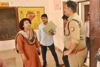 Banda News: DM दुर्गा शक्ति नागपाल एवं पुलिस अधीक्षक अंकुर अग्रवाल ने मतदान केन्द्रों का निरीक्षण किया