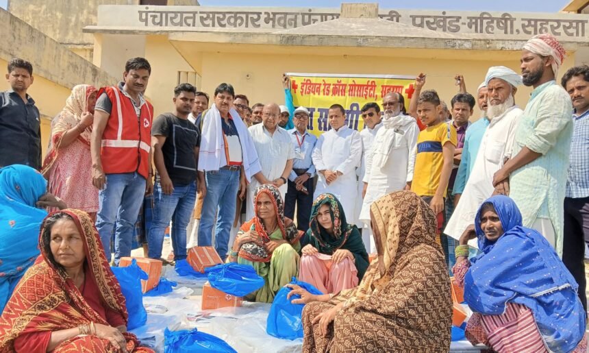 Saharsa News: सहरसा मे लगी आग की चपेट में आये 34 घर को चेयरमेन ने वितरित कि राहत सामग्री