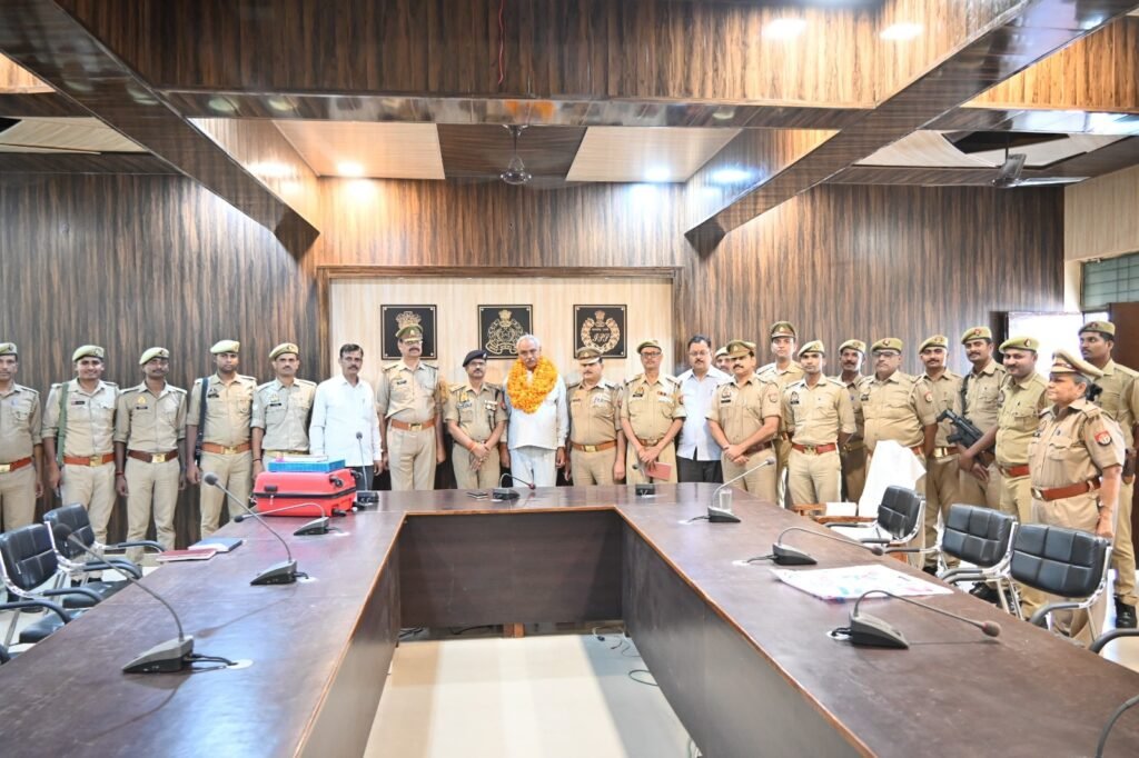 UP Police: पुलिस विभाग में अधिवर्षता आयु पूर्ण करने वाले उपनिरीक्षक को दी विदाई 2 UP Police: पुलिस विभाग में अधिवर्षता आयु पूर्ण करने वाले उपनिरीक्षक को दी विदाई