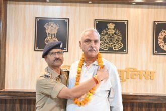 UP Police: पुलिस विभाग में अधिवर्षता आयु पूर्ण करने वाले उपनिरीक्षक को दी विदाई