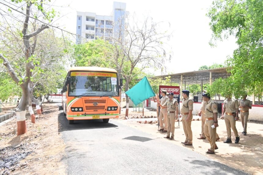 Chitrakoot Police: तृतीय चरण के निर्वाचन हेतु चुनाव डियूटी में लगे पुलिस बल को हरी झण्डी दिखाकर रवाना किया गया 