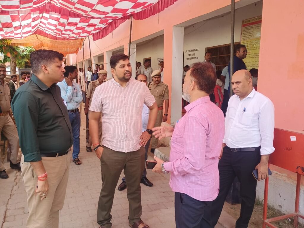 Chitrakoot District Election Officer ने लोकसभा चुनाव को शांति पूर्ण कराने के लिए मशीनों का किया मांकपोल 1 Chitrakoot District Election Officer