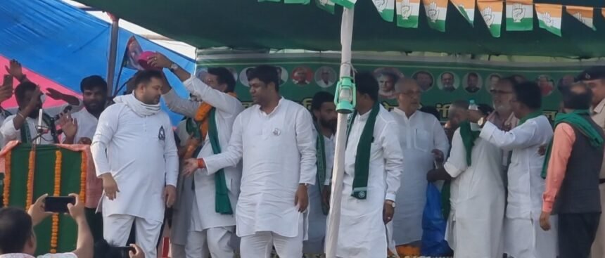 Bihar News: सहरसा के नवहट्टा उच्च माध्यमिक विद्यालय पहुँचे Bihar पूर्व डिप्टी सीएम तेजस्वी यादव राजद चुनावी जनसभा को संबोधित करते हुए कहा कि देश ही नहीं दुनिया के सबसे झूठे प्रधानमंत्री हैं नरेन्द्र मोदी जी, ये झूठ ऐसे बोलते हैं कि गोबर को भी हलूआ बना देते हैं।