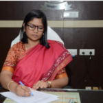 Voter Slip Distribution: मतदाता पर्ची वितरण करने घर-घर पहुंच रहे हैं बीएलओ, लोगों से कर रहे मतदान की अपील