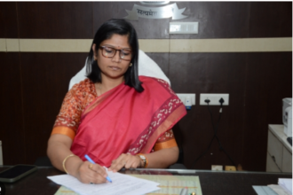Voter Slip Distribution: मतदाता पर्ची वितरण करने घर-घर पहुंच रहे हैं बीएलओ, लोगों से कर रहे मतदान की अपील