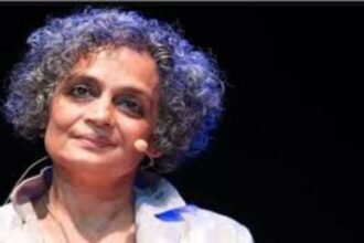 Arundhati Roy और हुसैन ने 2010 में कथित भड़काऊ भाषण दिया था। 10 Arundhati Roy