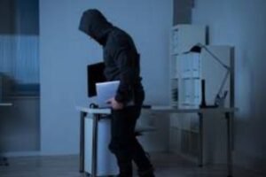 Noida Police: चोरों के एक गिरोह का भंडाफोड़, 44 फोन, 4 लैपटॉप जब्त 2 Noida Police